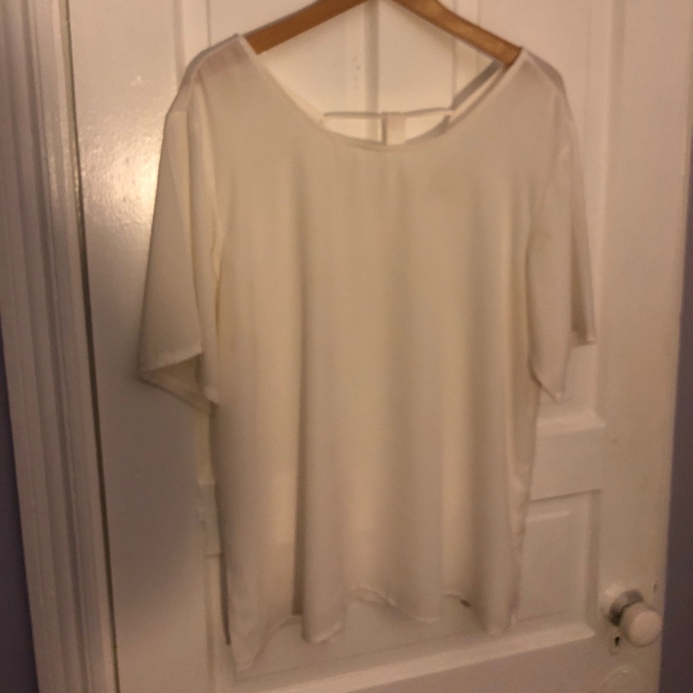 Eggshell short-sleeve blouse. V-neck front & back