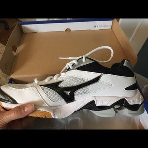 Volleyball Wave Bolt 6 Mizuno Shoe. New in box.