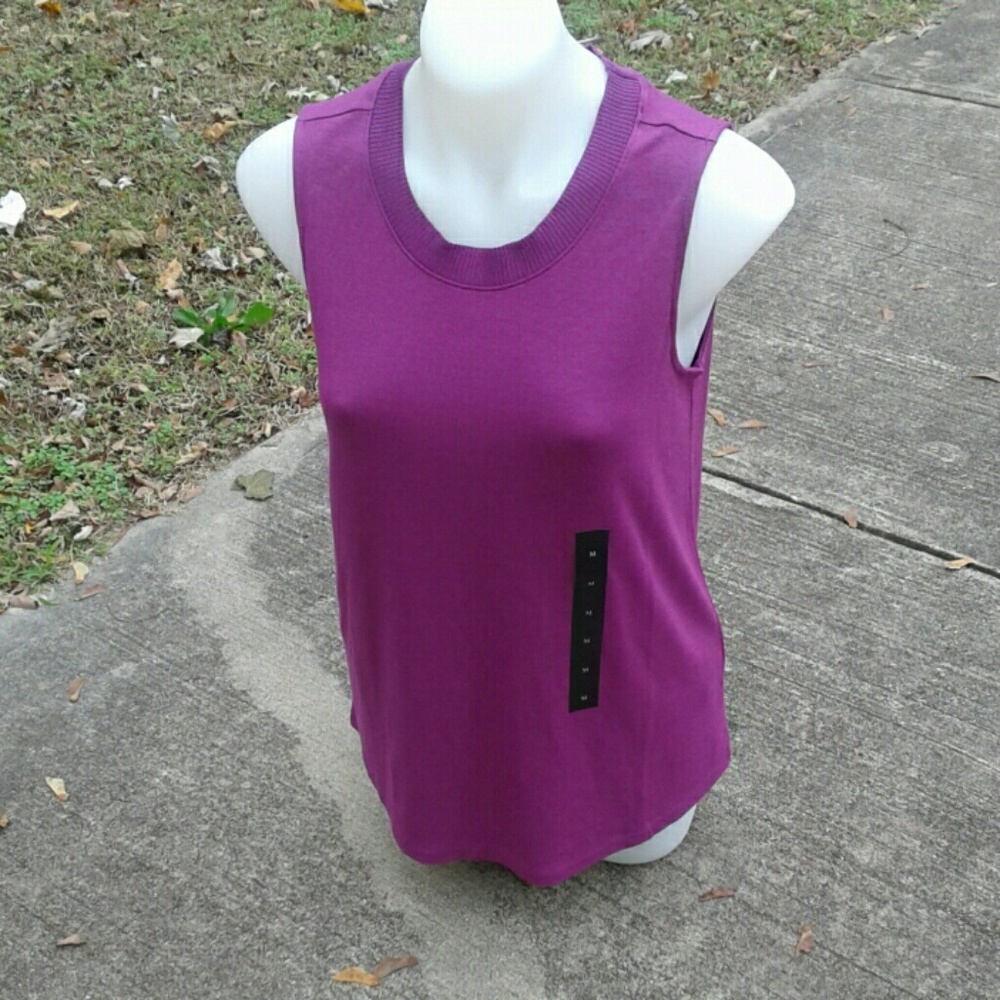 Causal sweater sleeveless top with tags