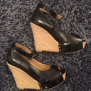 DSW Black and Tan wedges