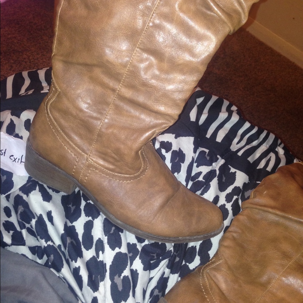 Women's boots. Size 10. Perfect for fall/winter