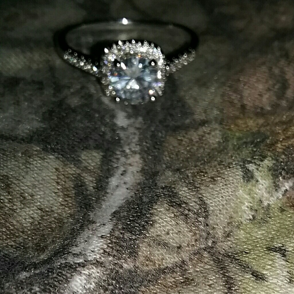 🍯🍑New!!!Silver toned Engagement ring🍯🍑