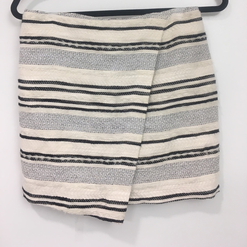 Cute, textured, white and blue H&M mini skirt.
