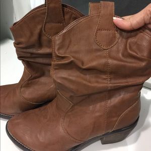 Size 8 brown Brooks boots