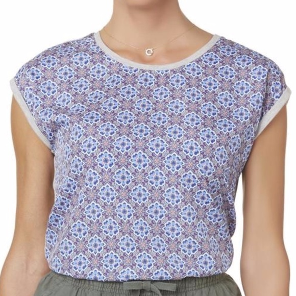 size L, floral & geometric top, new condition - Picture 1 of 2