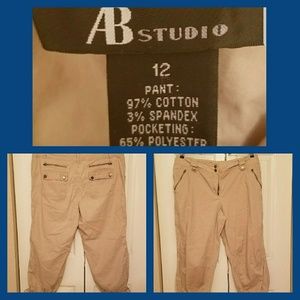 🐝2/$14 Khaki Capris🐝