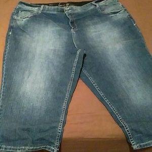 Lane Bryant Tighter Tummy Technology Capris