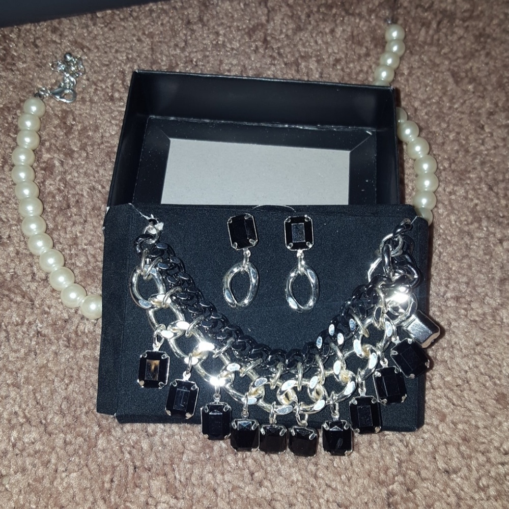 Avon necklace and earring set