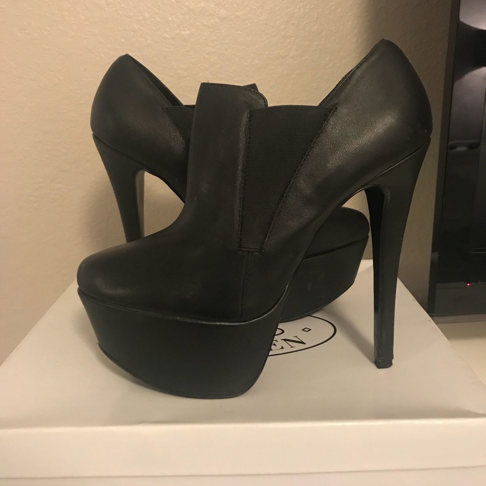 Steve Madden “Violeta” Bootie size 9