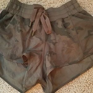 Lululemon Hotty Hot Shorts Green Camo sz 2