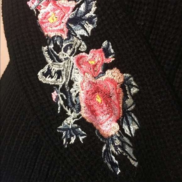 Sweater Black With Embroidered Rose Floral Design - Picture 4 of 5