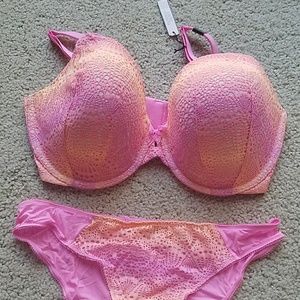 Victoria Secret Body by Victoria 36DDD bra set