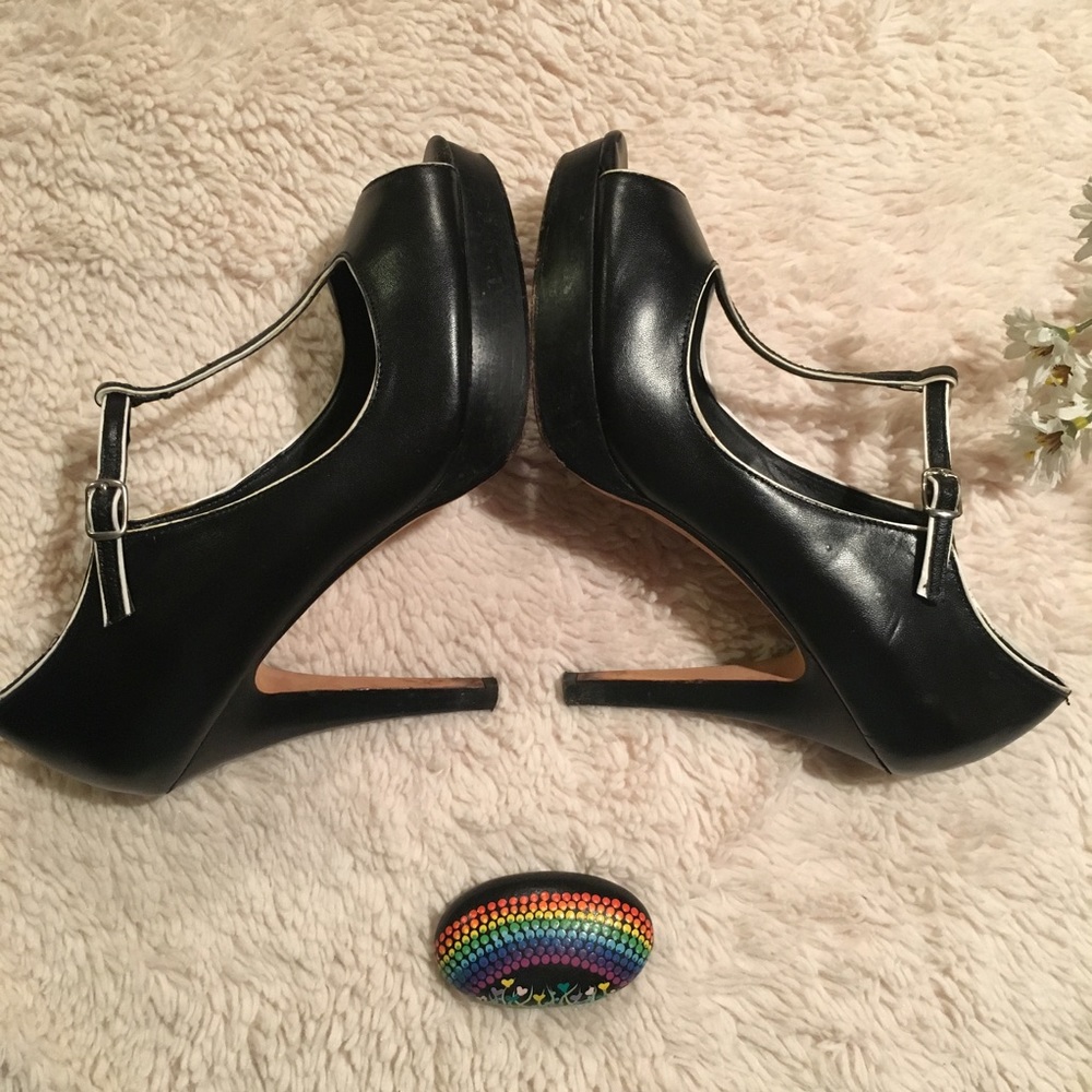 Peep toe White House black market
