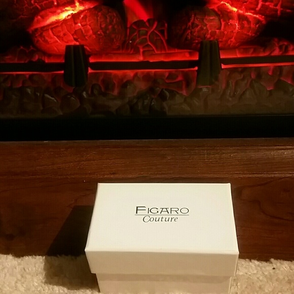 A NWT Woman's Figaro Couture rhinestones watch - Picture 4 of 4