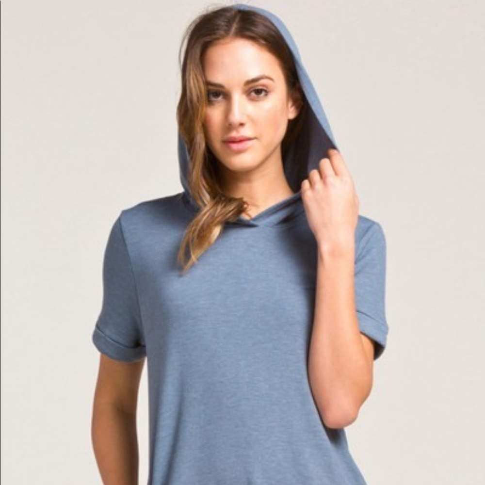 Short sleeve hoodie with pockets