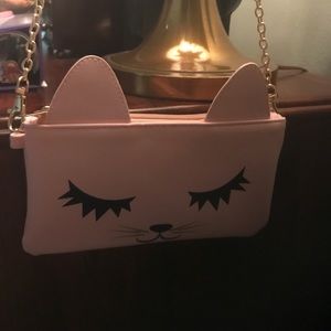 Shoulder small bag with phone charge inside.