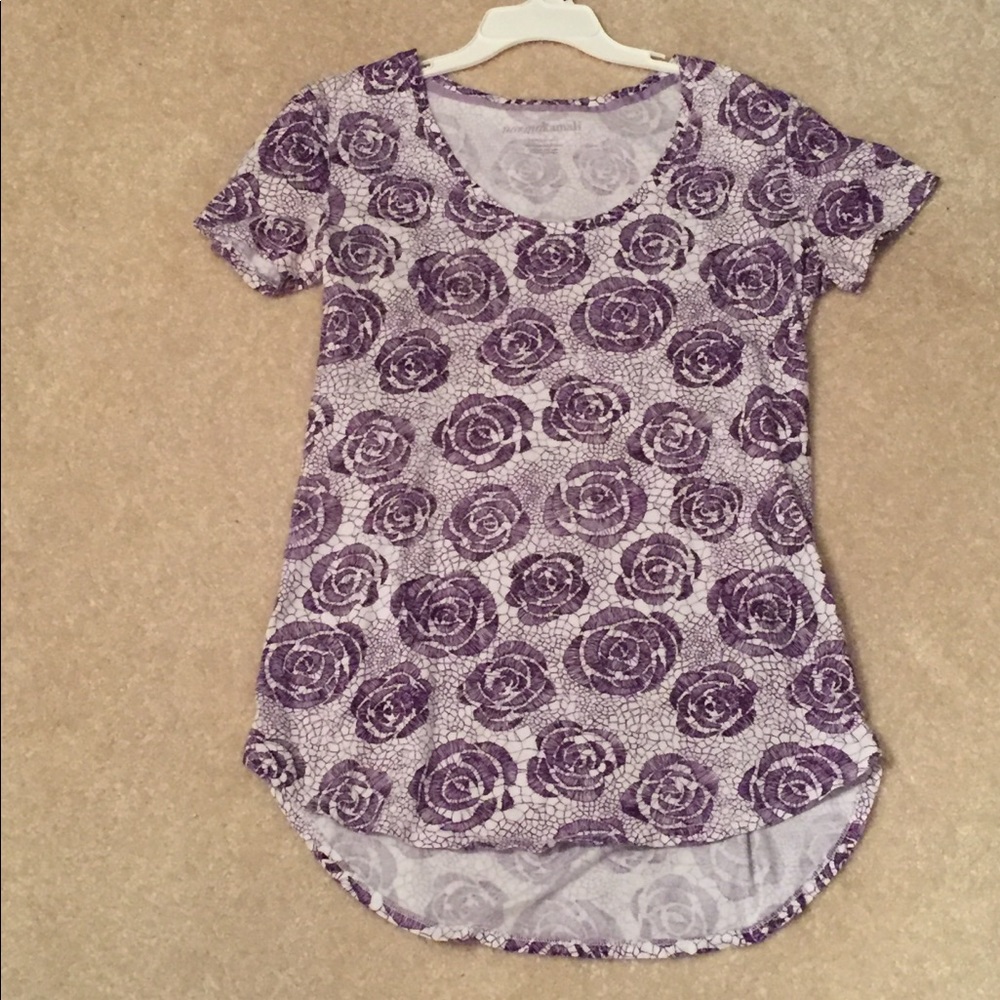 SOLD ☀️A 100% Mosaic Rose Patterned Tee