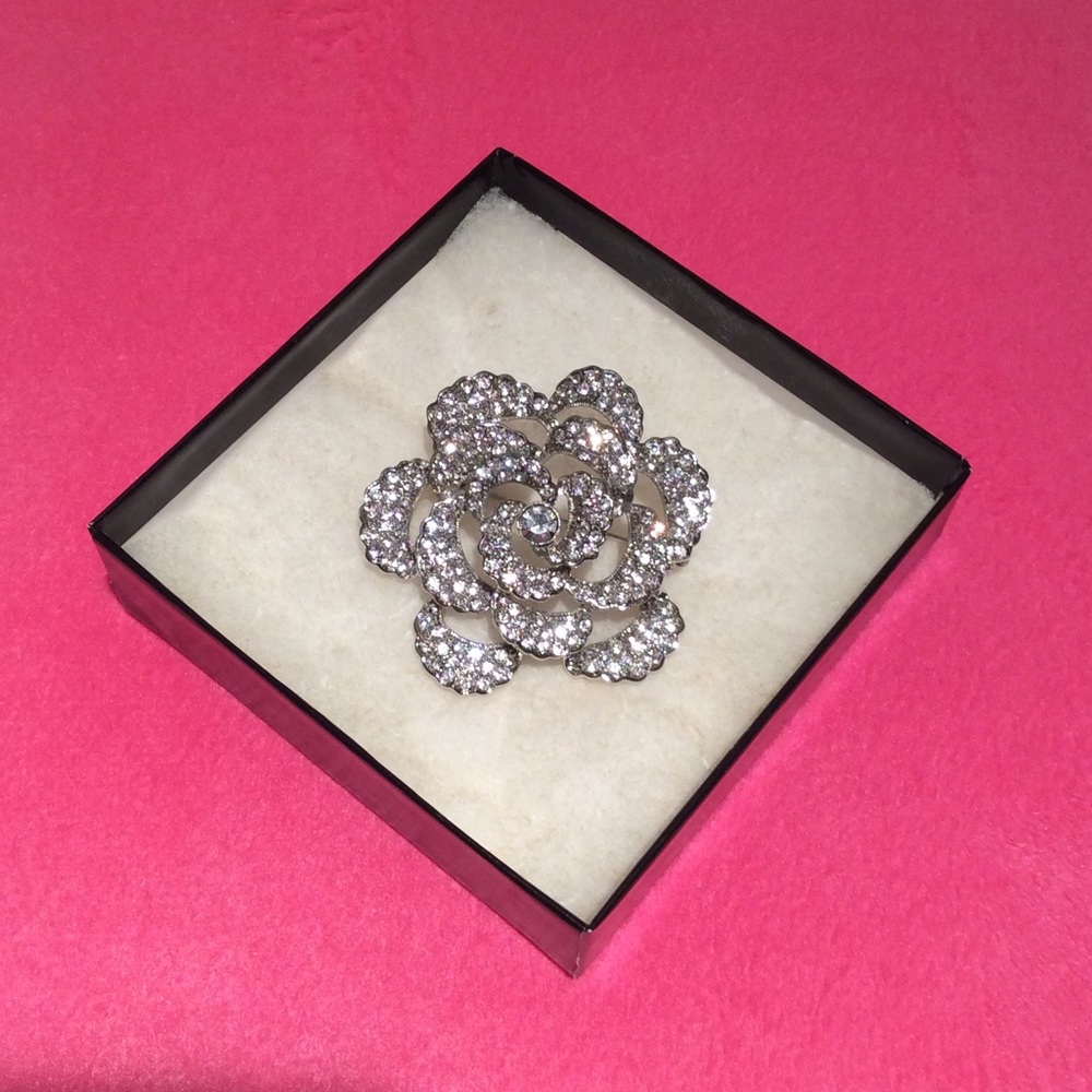 🎀 Rhinestone Pin🎀 - Picture 2 of 2