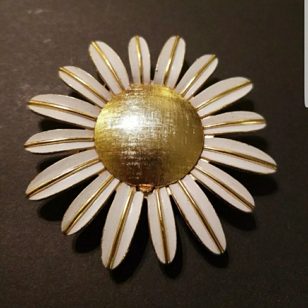 Avon  Daisy perfume Brooch