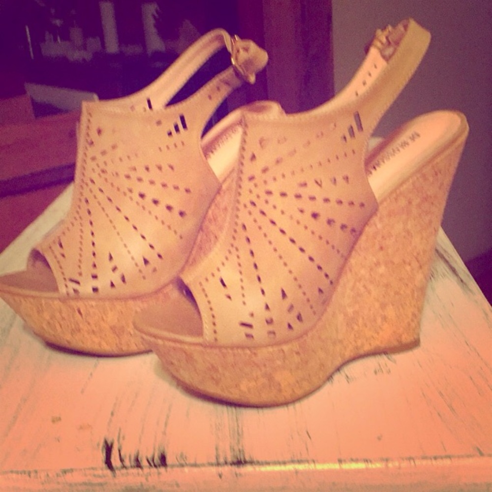 🌸HOST PICK🌸 Wedged Heels 7.5