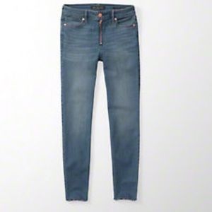 Light wash ankle skinny jeans