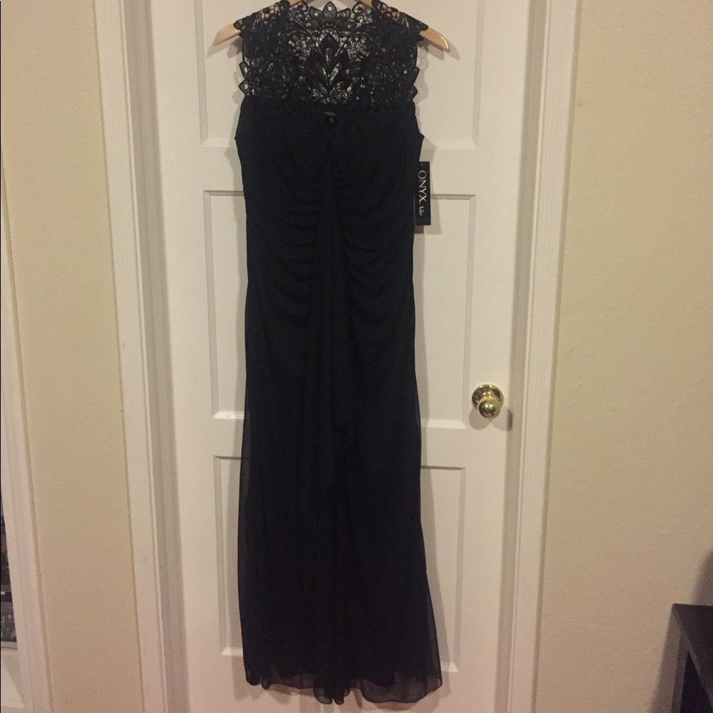 Elegant black dress with lace detail 😍