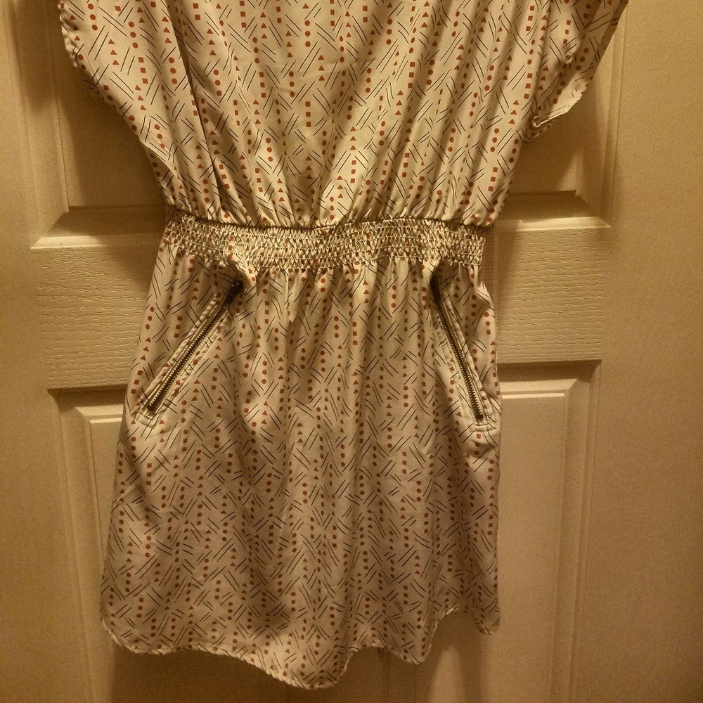 A dress - Picture 2 of 3