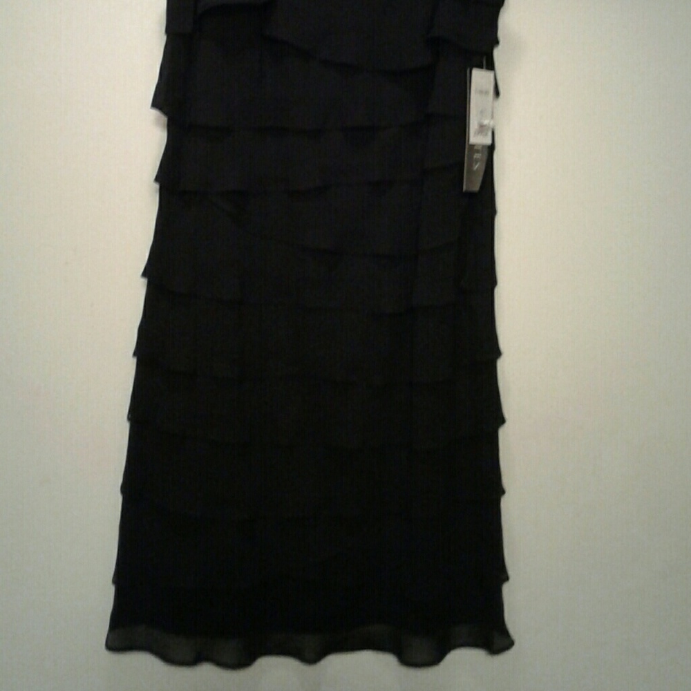 Beautiful Ruffel Dress - Picture 2 of 7