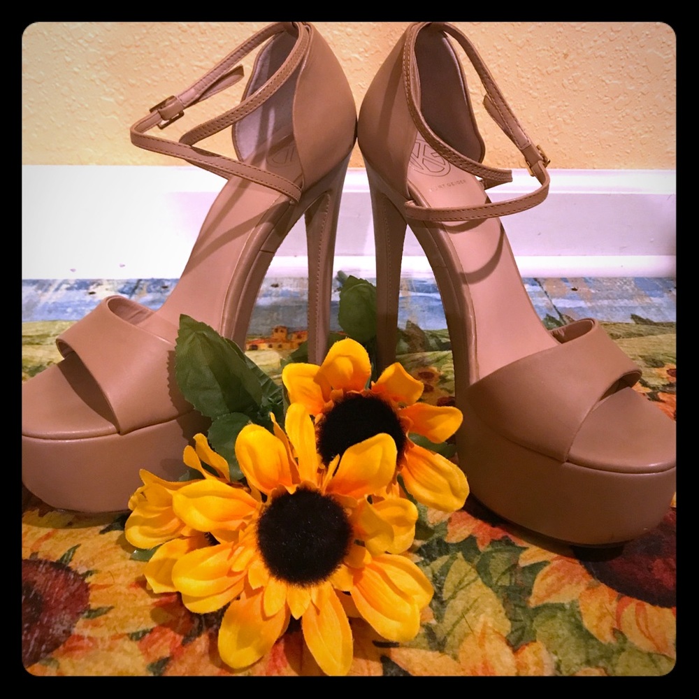 🌻🌻KG Nanette criss cross platform heels🌻🌻