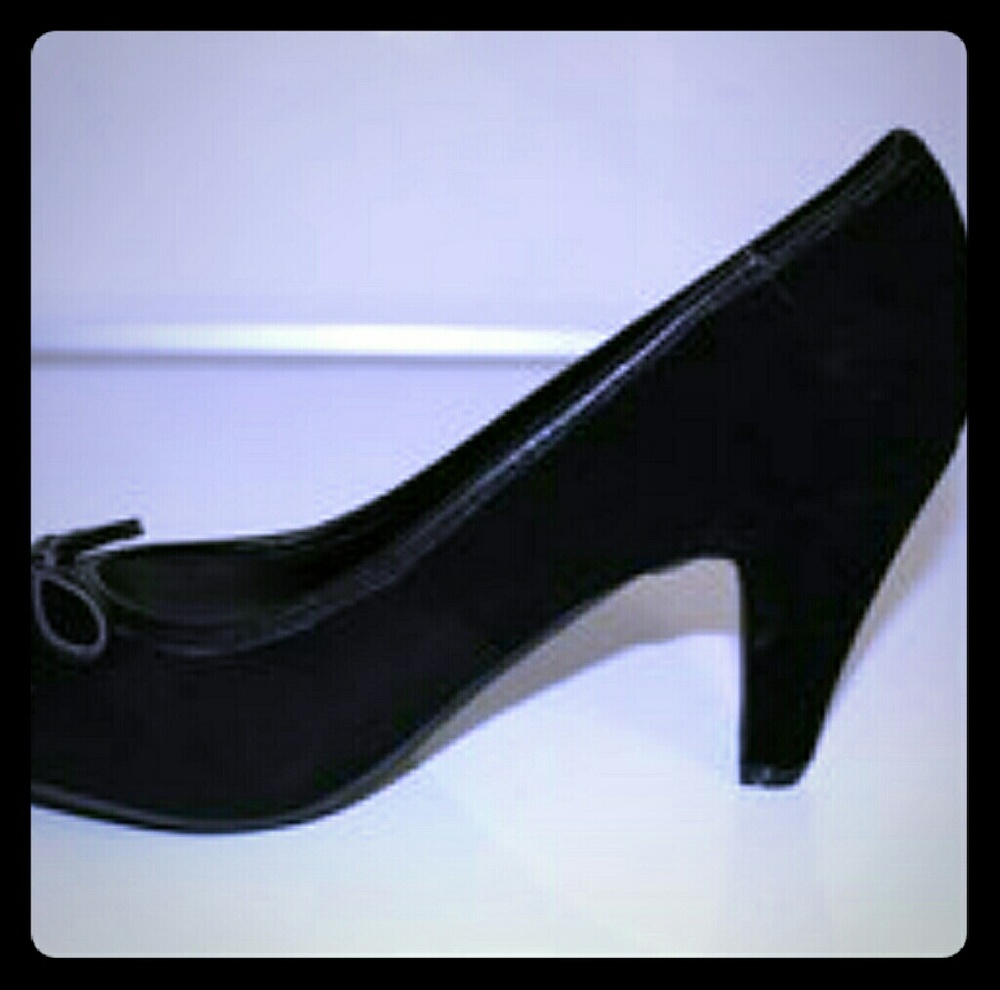 Black bow pump shoes