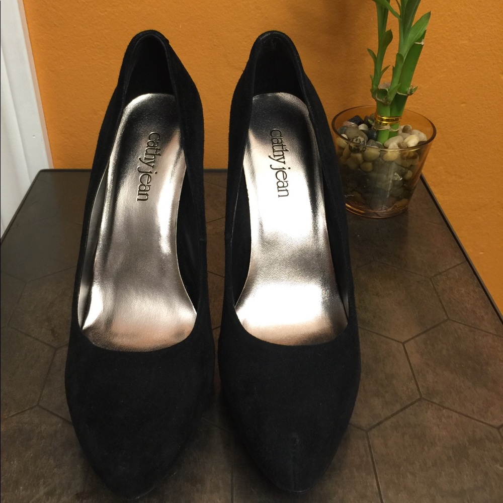Cathy Jean Black Suede Pumps!