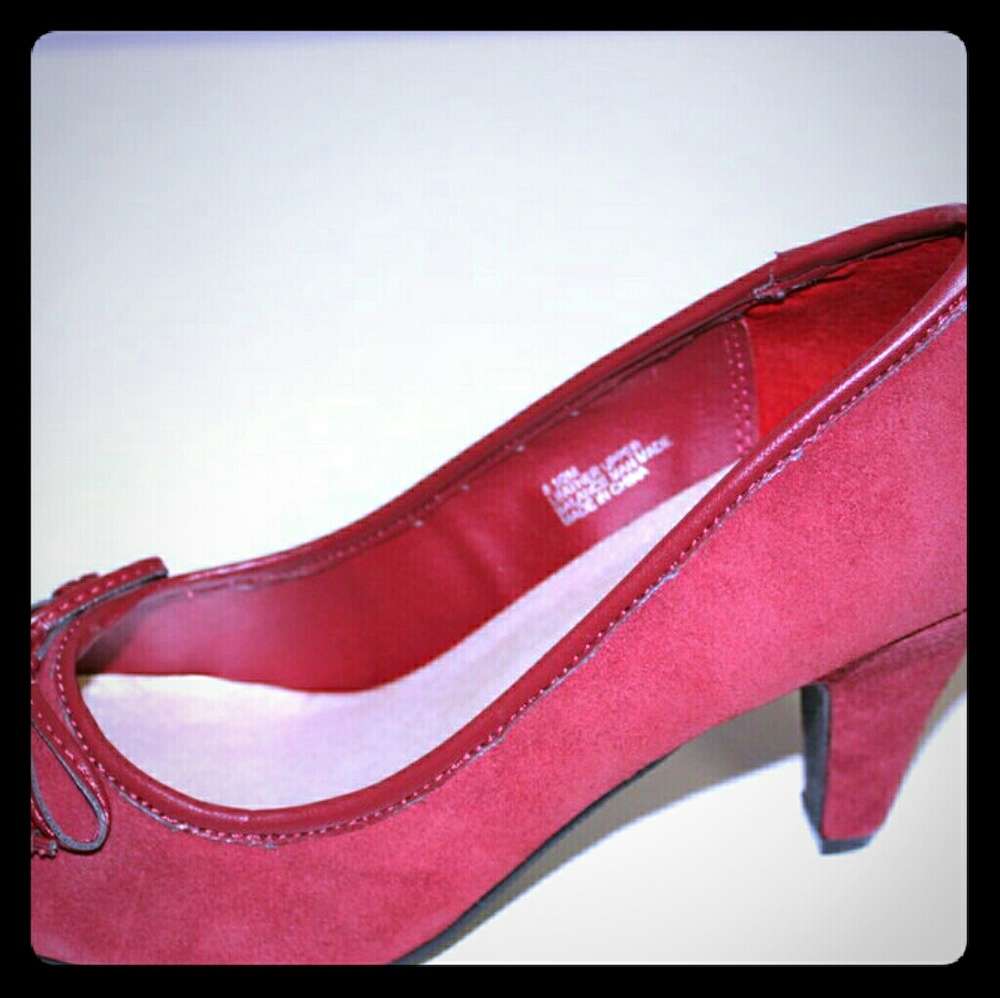 Stylish Red Bow Pumps
