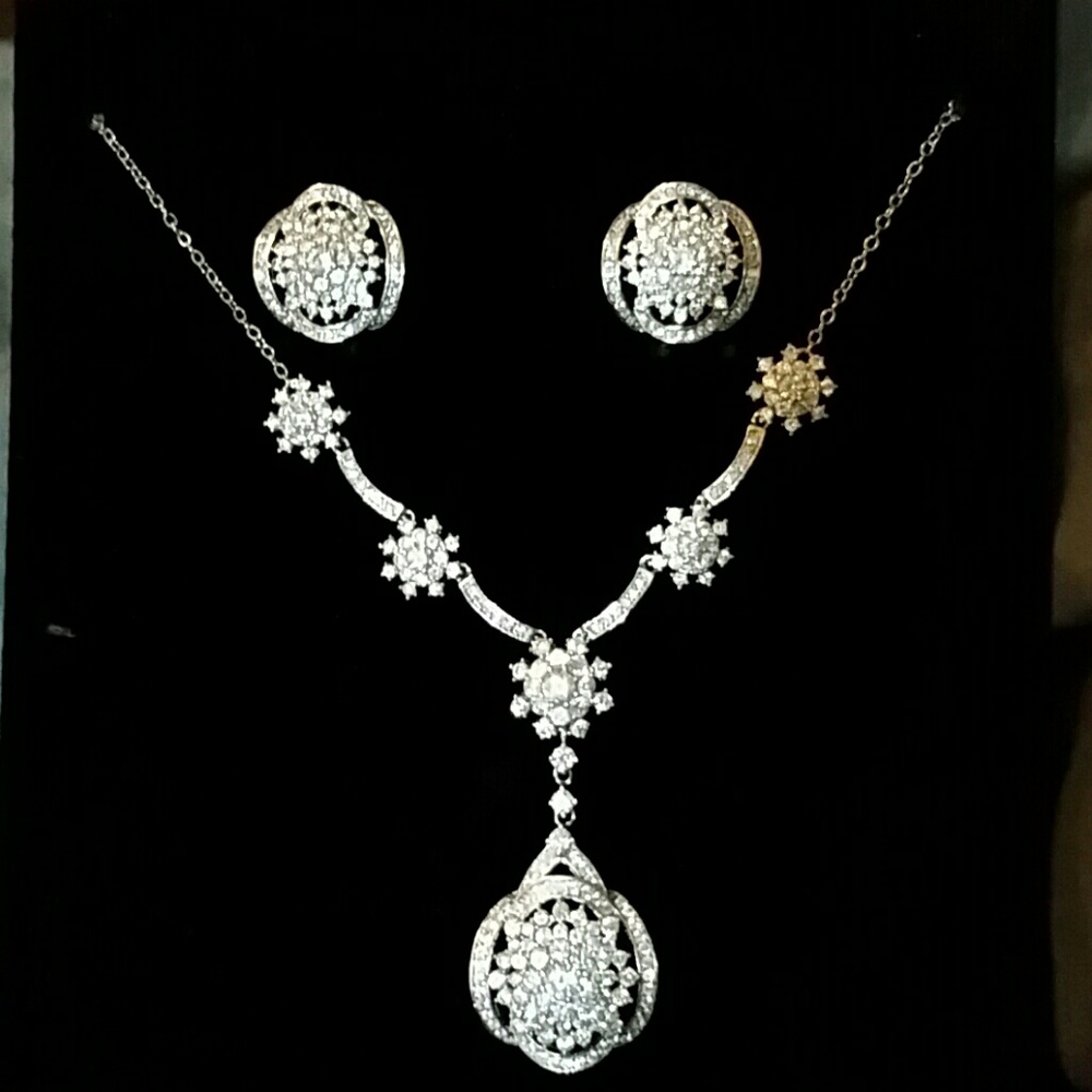 Necklace and earring set