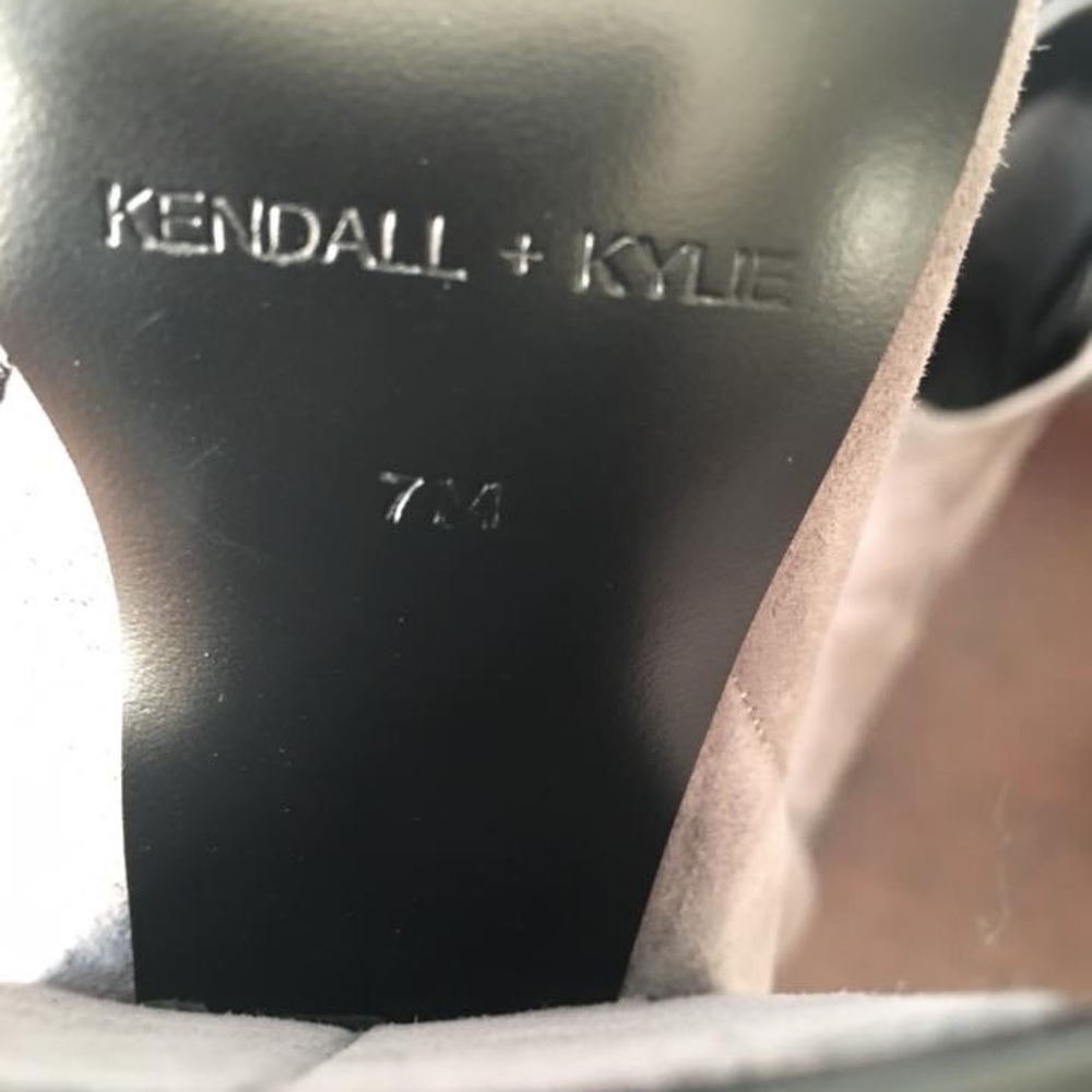 Kendall + Kylie - Picture 5 of 6