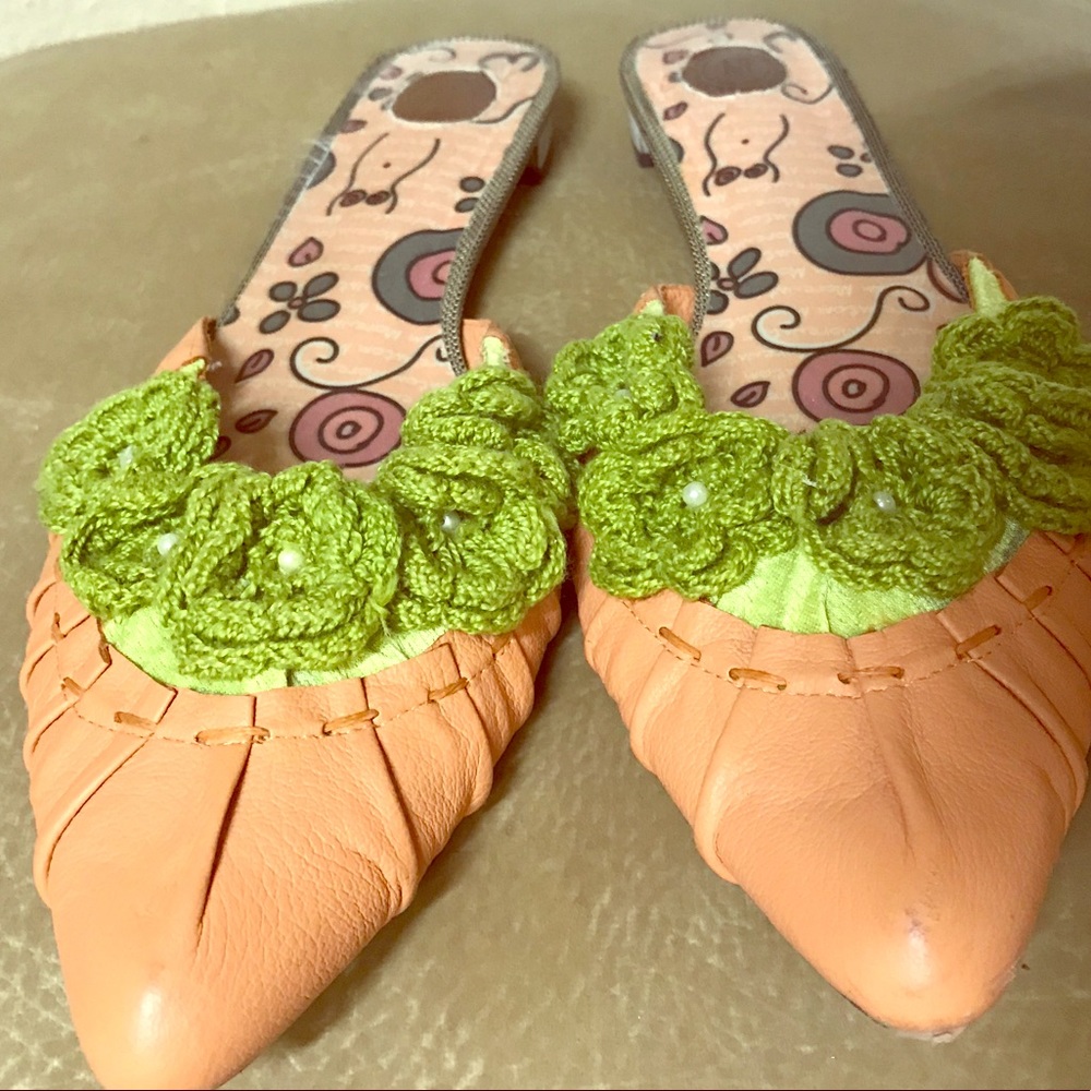 Leather Pointy-Toe slip-on flats w/ flower sz 7 M