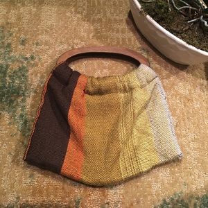 Vintage • Vintage Wooden Handled Woven Clutch