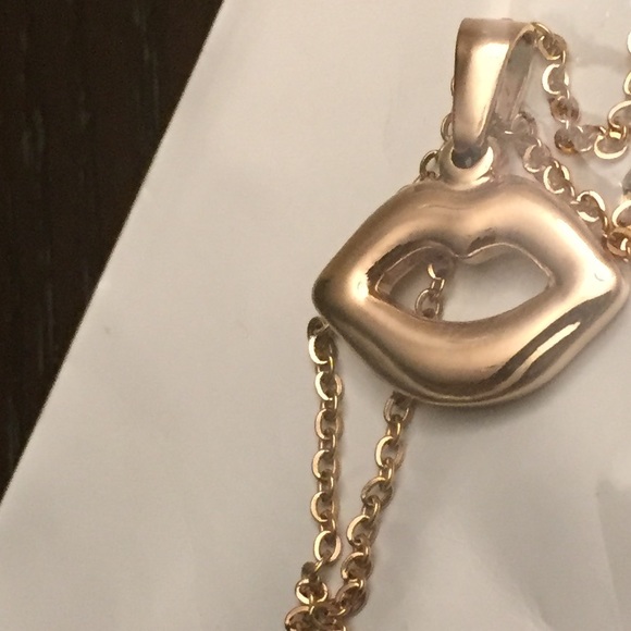 NWT🌹✨ROSE GOLD • LIPS Necklace • 3 LEFT💋 - Picture 2 of 3
