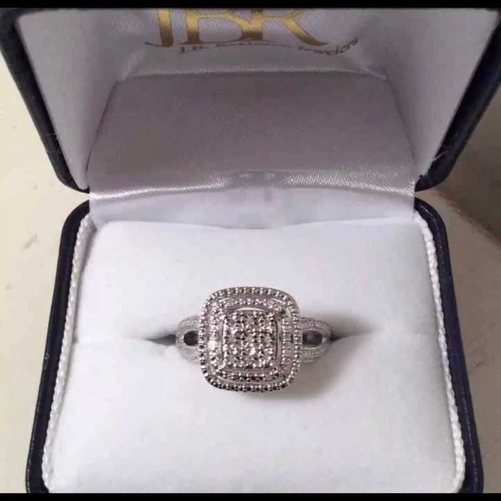 Beautiful SV Diamond Ring