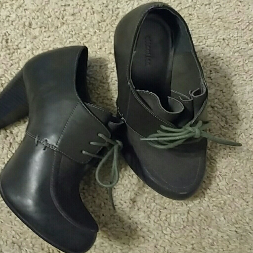 Shoes - Picture 2 of 5