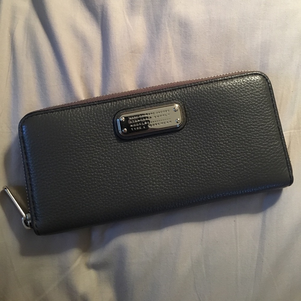 Marc by Marc Jacobs New Q Gray Silver Zip Wallet