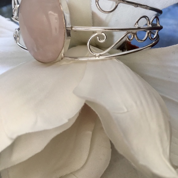 ⚜️Oversized Rose Quartz Cuff Bracelet⚜️ - Picture 4 of 8