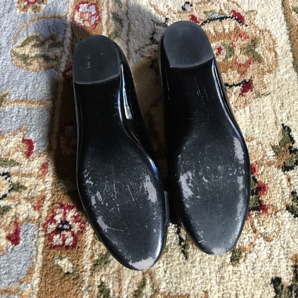 Size 5 black patent leather Ferragamo flats - Picture 2 of 2
