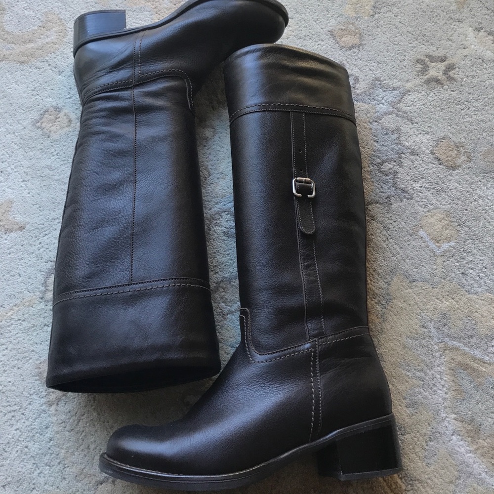 La Canadienne Weatherproof Boot - 7 but fits a 7.5