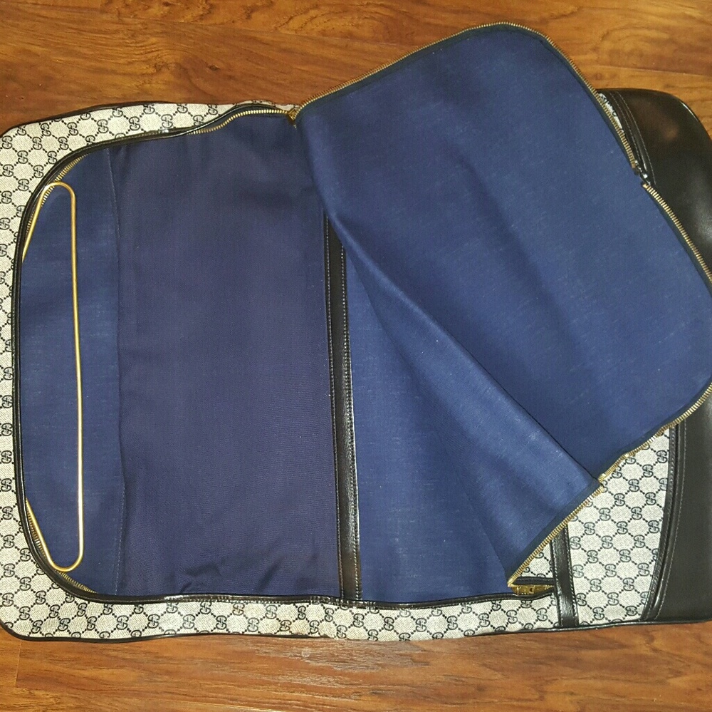 **SOLD! Authentic Vintage Gucci Blue Luggage Set - Picture 4 of 8