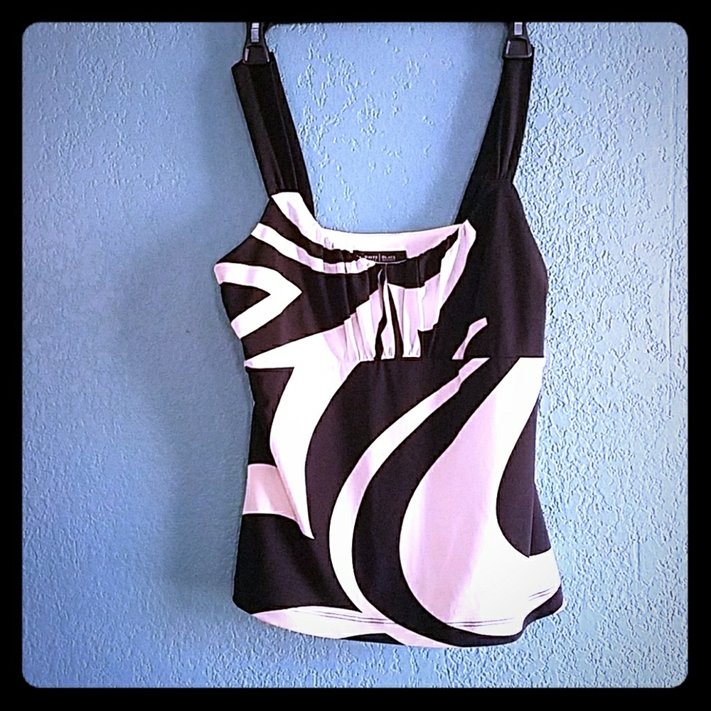 Black and White pull over top