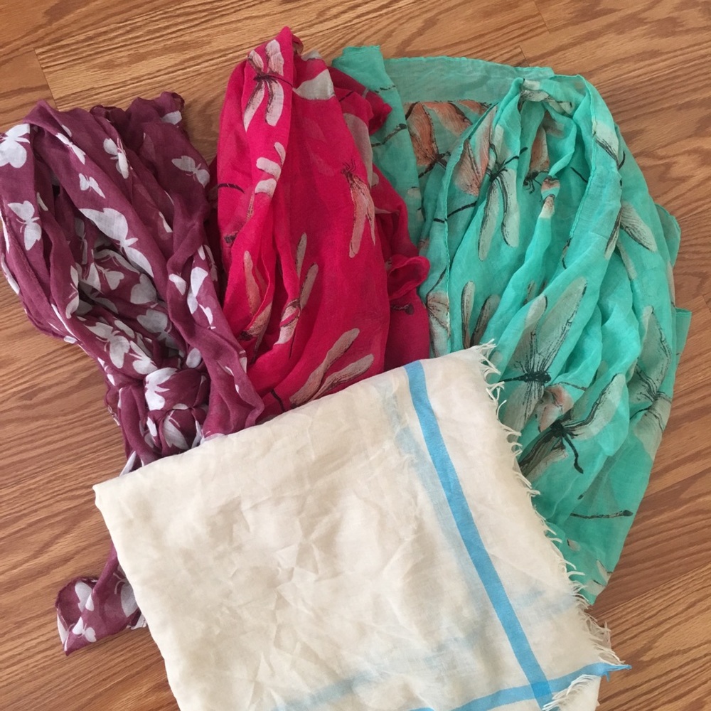 Lot of 4 scarfs like new