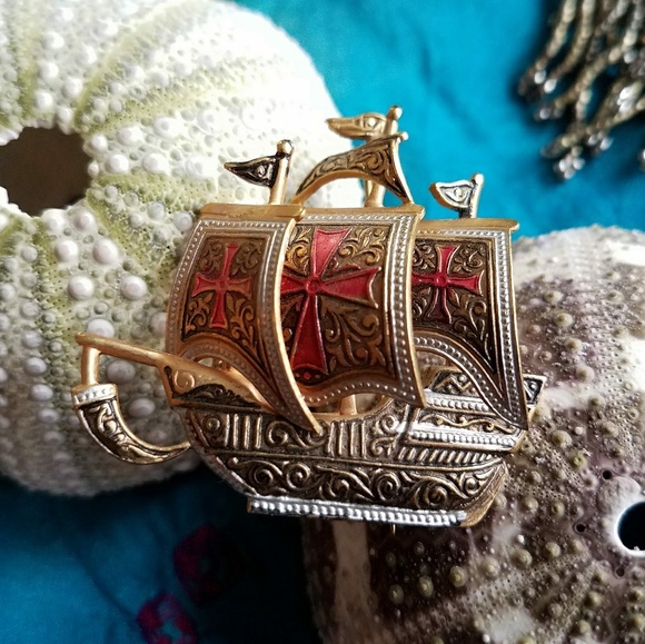 Vintage Jewelry - Vintage Spain sailing ship boat brooch gold