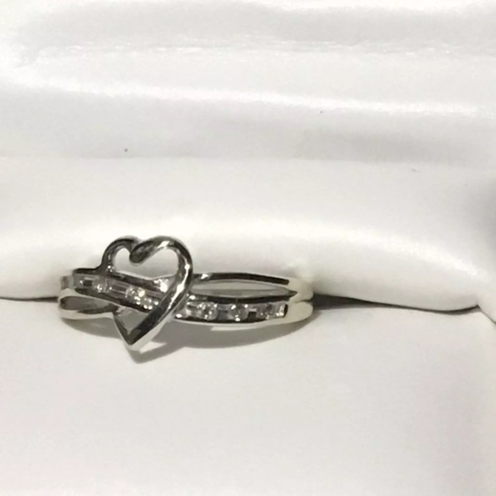 White gold diamonds ring