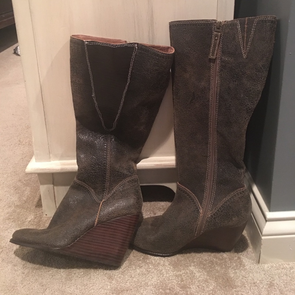 Fossil boots
