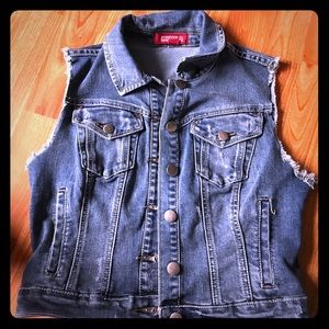 Forever 21 jean jacket (trending)